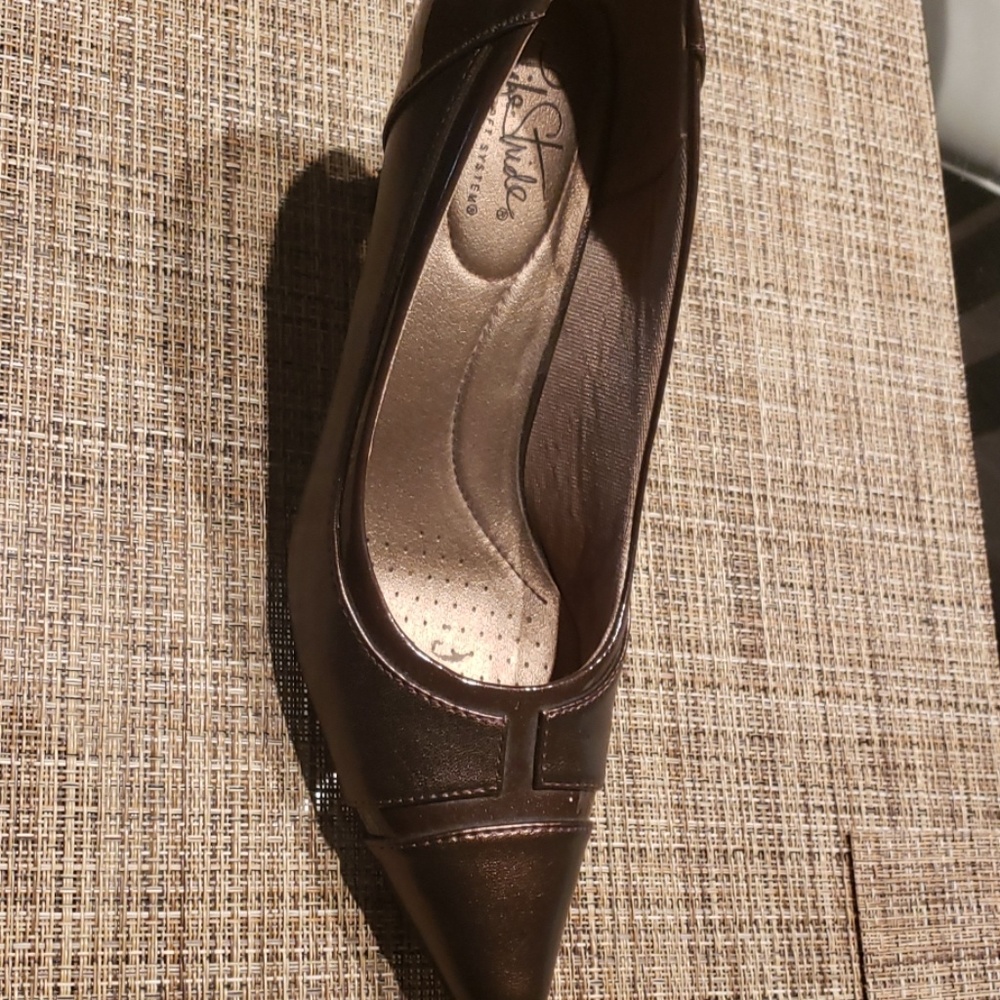 Life stride brown pumps